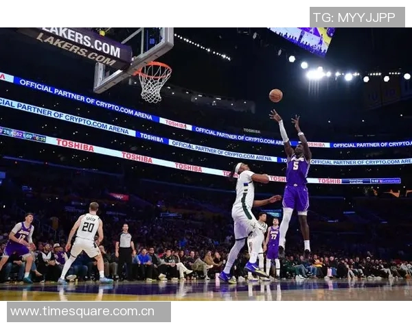 戴维斯单场狂砍43分助力湖人力克雄鹿展现超强实力 戴维斯单场狂砍43分助力湖人力克雄鹿展现超强实力