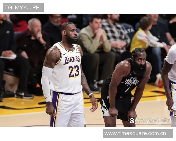 詹姆斯与伦纳德巅峰对决谁能在赛场上笑到最后